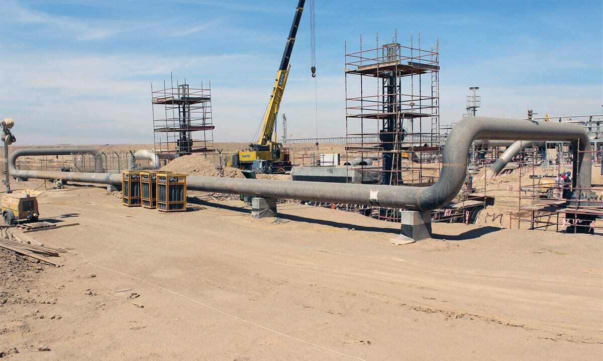 42in Dual BISEP pipeline Bypass pipeline in Kuwait with crane in the background