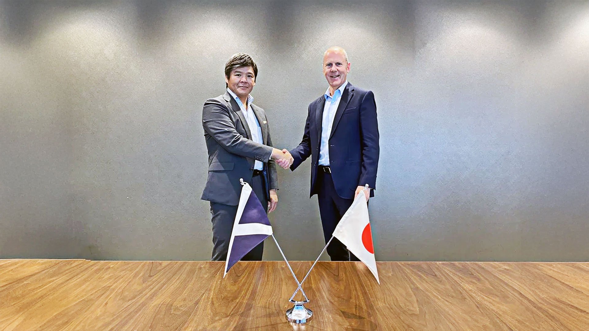 Leigh Howarth and Koichi Fujita handshake