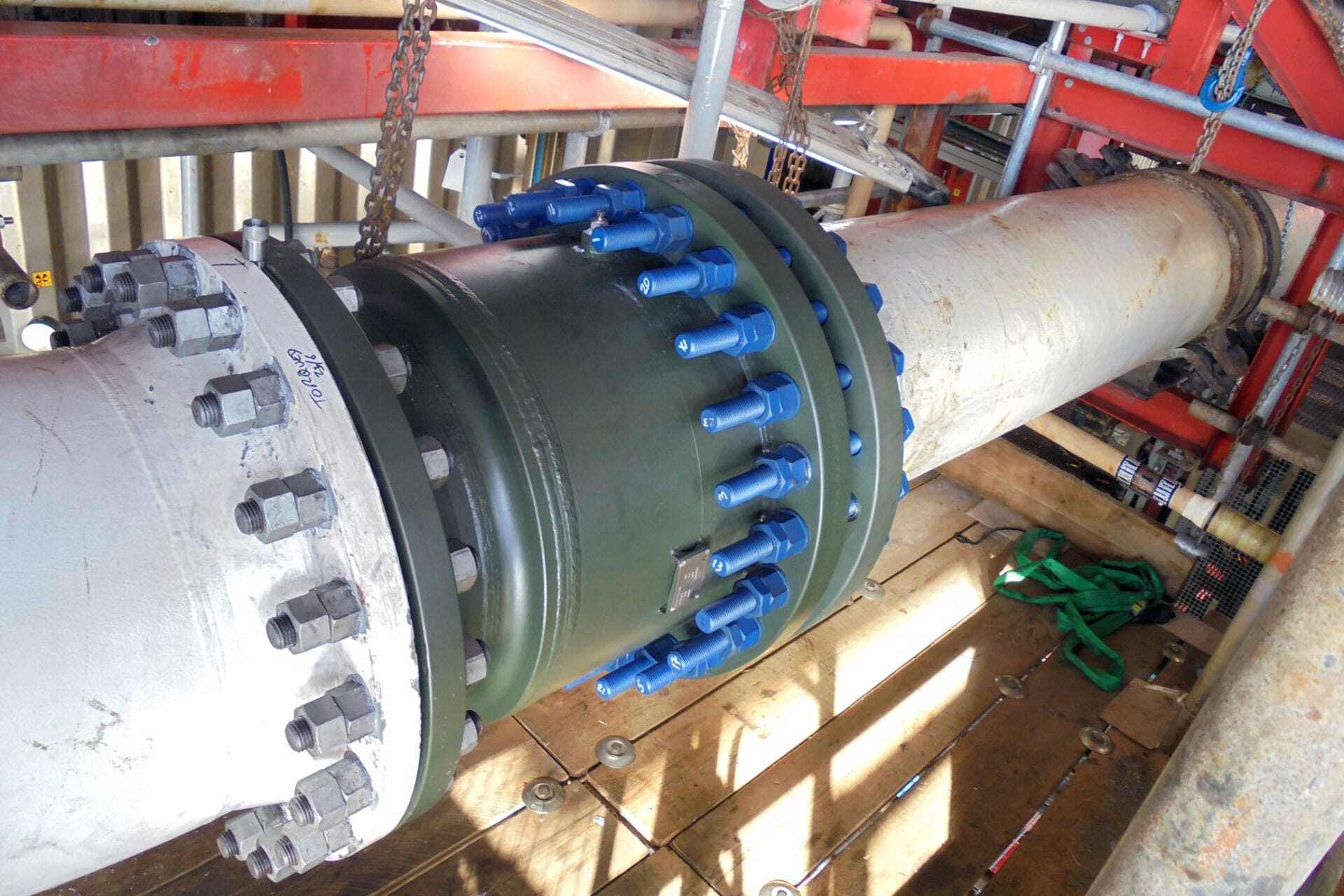 Mechanical Connector between pipes joining them together