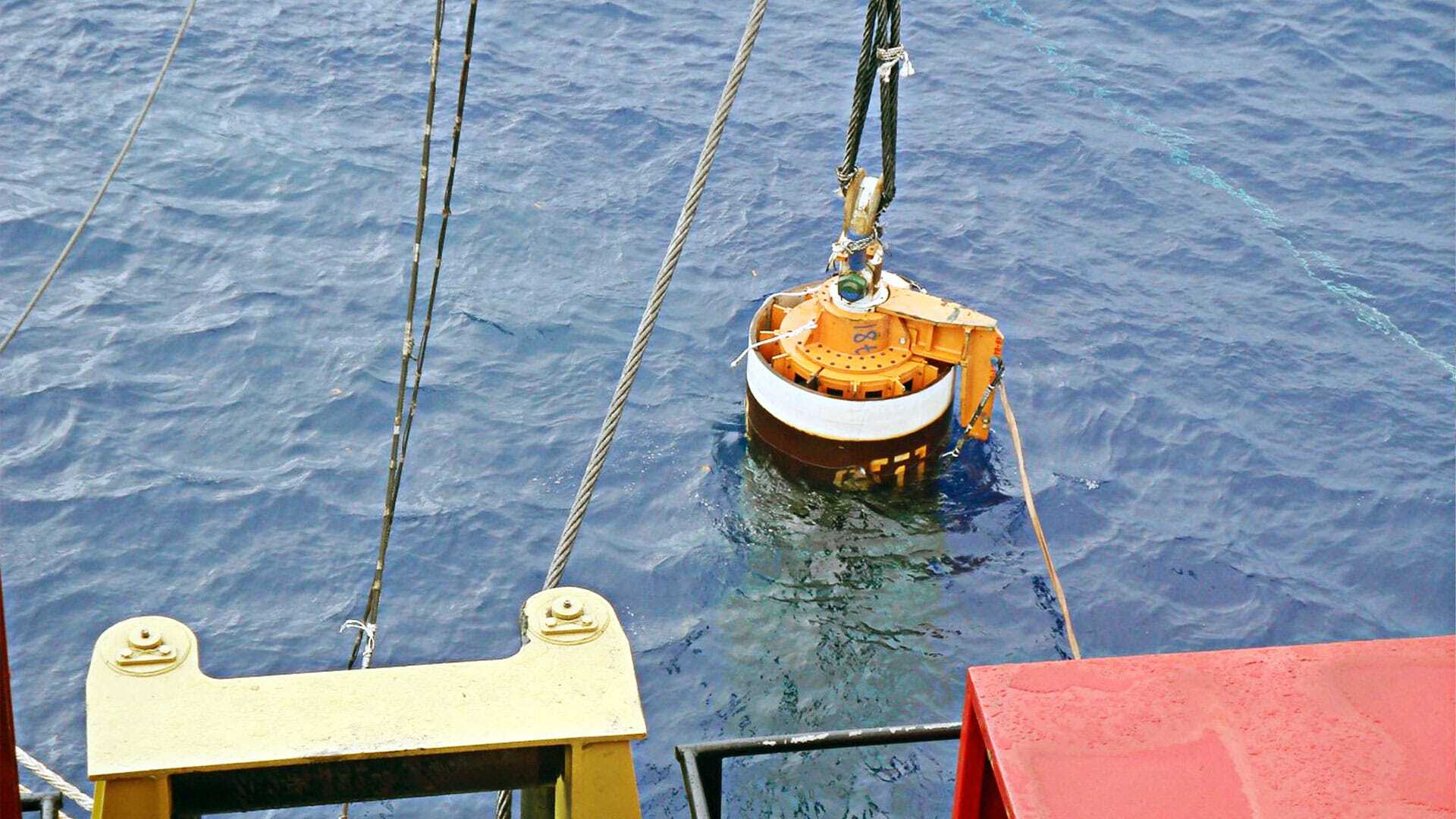 Pile Lifting into sea