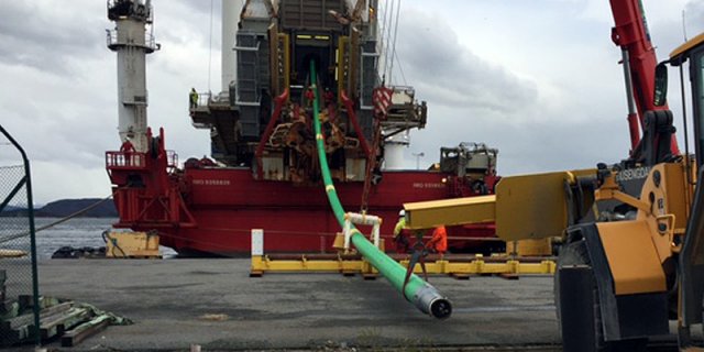 Pressurised pipe reeling