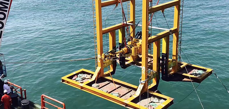 Emergency pipeline repair subsea hot tapping plugging