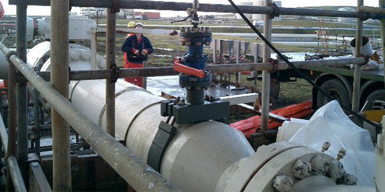 Hot tapping strap clamp